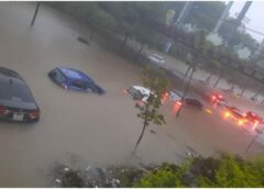 Bắc Ninh: Xe hơi nổi lềnh bềnh trên phố sau mưa lớn