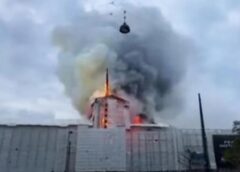 Video khoảnh khắc tòa nhà biểu tượng của Copenhagen sụp đổ trong ‘bão lửa’