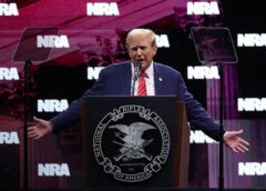 Ông Trump phát biểu tại hội nghị NRA, khuyến khích người Mỹ sở hữu súng đi bầu cử