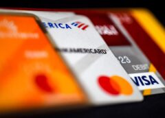 Mức nợ trung bình trên mỗi thẻ tín dụng ở Hoa Kỳ hiện đã vượt quá 6,500 USD