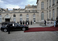 Ông Tập vẫn mang theo ‘cốc uống riêng’ khi tới cung điện của Tổng thống Pháp