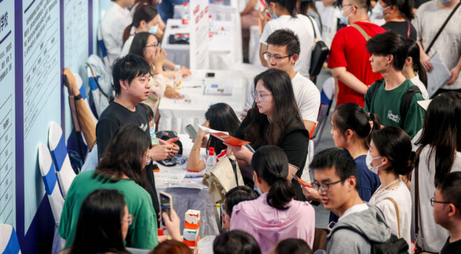 Rất đông sinh viên mới tốt nghiệp ở Trung Quốc phải đối mặt với thực tế việc làm khắc nghiệt