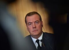 Cựu tổng thống Nga Medvedev đưa ra cách chấm dứt xung đột ở Ukraine