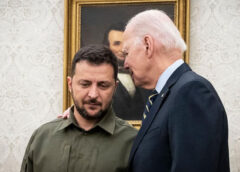 Chính quyền Biden gấp rút vũ trang Ukraine, và vẫn muốn Kiev giảm tuổi bắt lính – WaPo