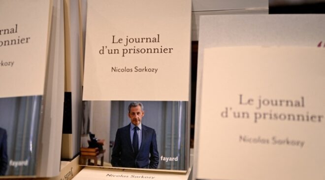 Nhật ký trong tù của cựu tổng thống Sarkozy gây sốt