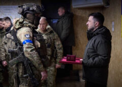 Thông điệp ‘không lùi bước’ của ông Zelensky khi thị sát tiền tuyến