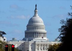 Quốc hội Mỹ tìm cách ghìm cương quyền lực của ông Trump