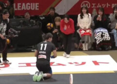 Hành động quỳ xin lỗi của vận động viên Nhật Bản gây sốt mạng xã hội