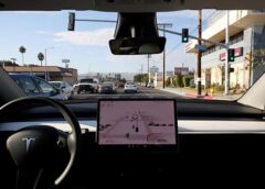 Tesla tránh lệnh đình chỉ tại California bằng cách loại bỏ các tuyên bố về “tự lái”