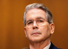 Ông Bessent: Mỹ sẽ kiểm soát eo biển Hormuz, đảm bảo tự do hàng hải