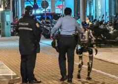 Trung Quốc: Robot hình người bị bắt vì dọa cụ bà 70 tuổi