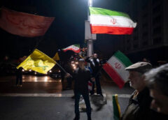 Tổng thống Donald Trump hủy chuyến đi của các đặc phái viên Witkoff và Kushner. Iran nói Mỹ đang muốn ‘rút lui trong danh dự’