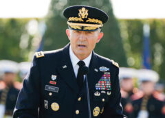 Bộ trưởng Hegseth sa thải tướng đứng đầu lục quân Mỹ