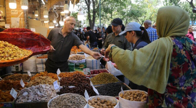 Đồng nội tệ Iran mất giá chưa từng thấy