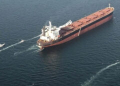 Tàu dầu liên quan Iran đi qua eo biển Hormuz bất chấp Mỹ áp phong tỏa