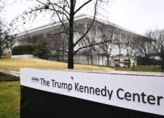 Tòa buộc Trump trong 2 tuần phải gỡ tên ra khỏi Kennedy Center