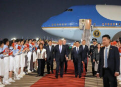 Trung Quốc trải thảm đỏ đón ông Trump ở sân bay Bắc Kinh