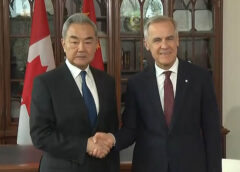 Thủ tướng Canada Carney gặp Ngoại trưởng Trung Quốc Vương Nghị, không có phát biểu công khai
