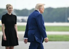 Sự ủng hộ vô điều kiện của nữ trợ lý tóc vàng với ông Trump